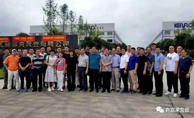 与会人员在遵义贵阳传辉互联网广告公司有限公司有限公司大门口合影留念